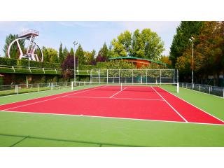 Tennis court surface